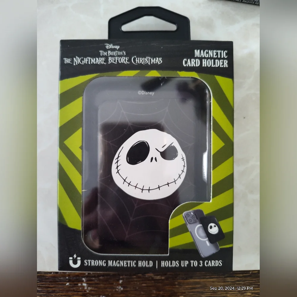 Magnetic card holder